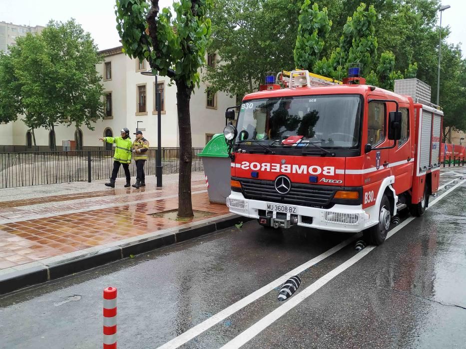 Bomberos achicando agua del Yacimiento de San Esteban