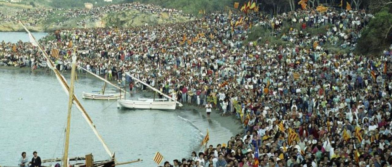 TRENTA ANYS ha fet aquest estiu de l’arribada de la flama olímpica a Empúries. 1 Unes 20.000 persones, superant totes les previsions,  es van aplegar a la platja i zones propers per assistir a l’acte, el 13 de juny de 1992. F  | ARXIU FUNDACIÓ BARCELONA OLÍMPICA