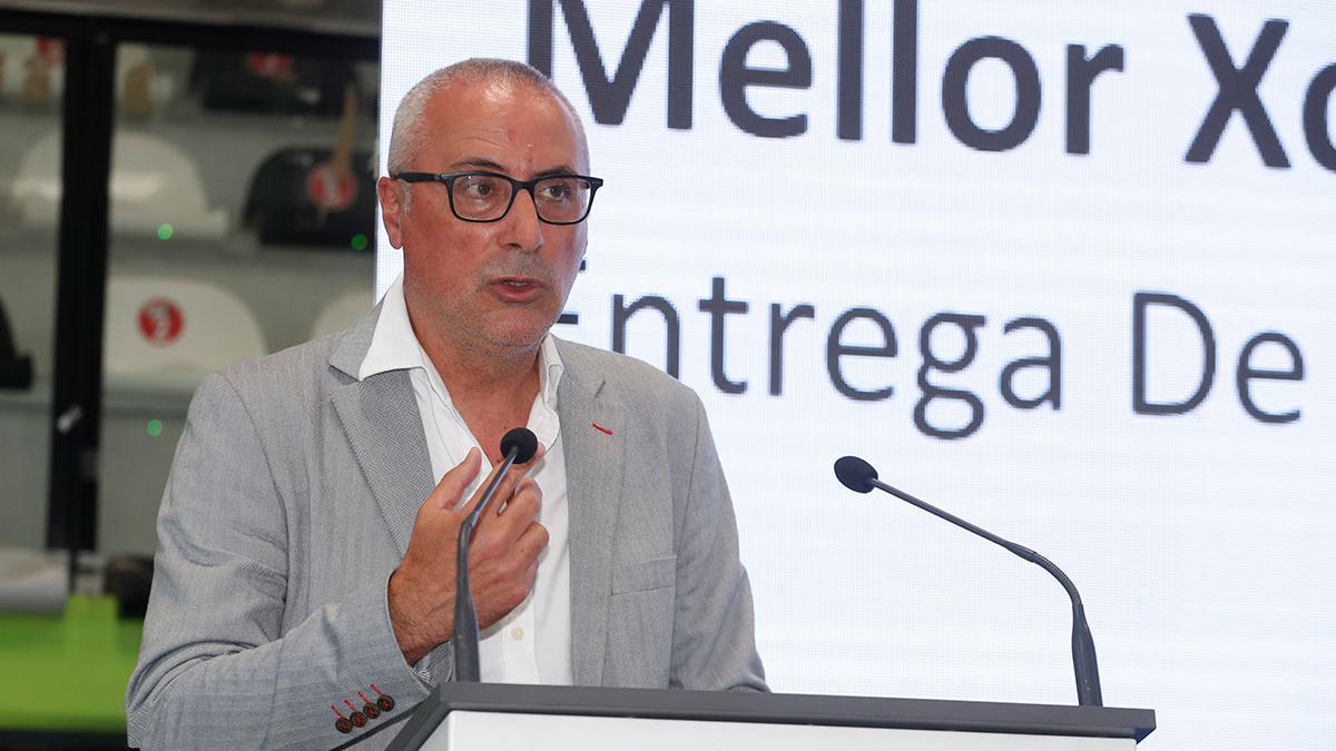 Rogelio Garrido, ayer, en la entrega de premios de Faro da Escola en el pabellón de Navia