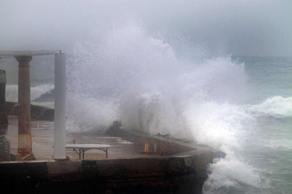 La borrasca Filomena también arrastra vientos y mala mal hasta la costa de Málaga.