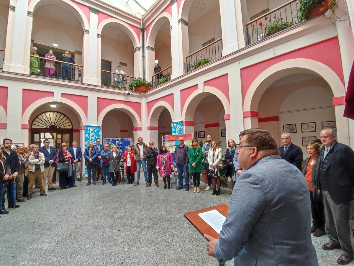 El director del instituto, Hugo García, interviene en el patio del centro.