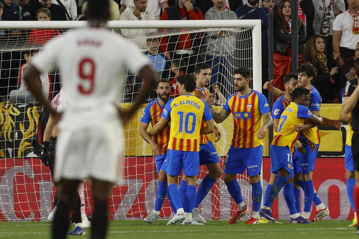 Hugo Duro celebra el gol del Valencia.