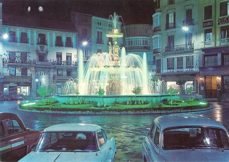 La entonces plaza de José Antonio, hoy de la Constitución, en los años 60, con la fuente rodeada de coches.