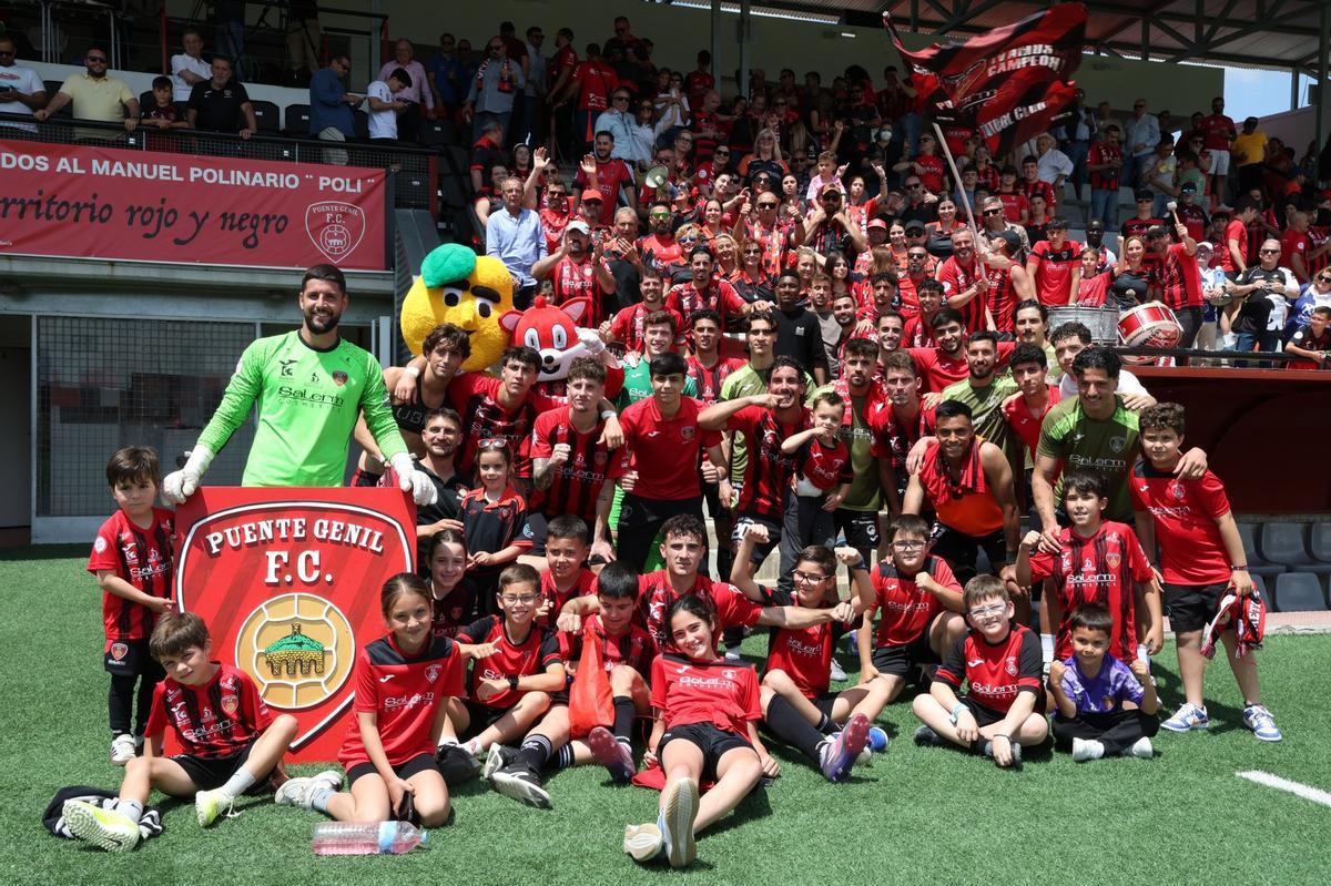 Los jugadores del salerm celebran la victoria ante el Málaga B con su afición.