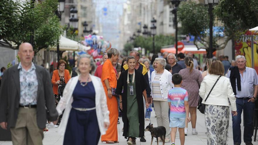 Estradenses pasean por la Calvo Sotelo durante las fiestas patronales. | Bernabé/ Javier Lalín