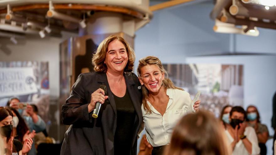 La alcaldesa de Barcelona, Ada Colau, junto a la vicepresidenta Yolanda Díaz, en el acto &quot;El feminismo en la cuarta ola: una nueva generación de derechos feministas&quot;