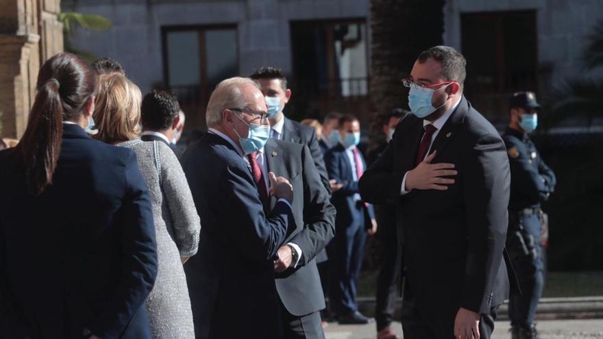 Adrián Barbón durante la recepción a los premiados en el Reconquista