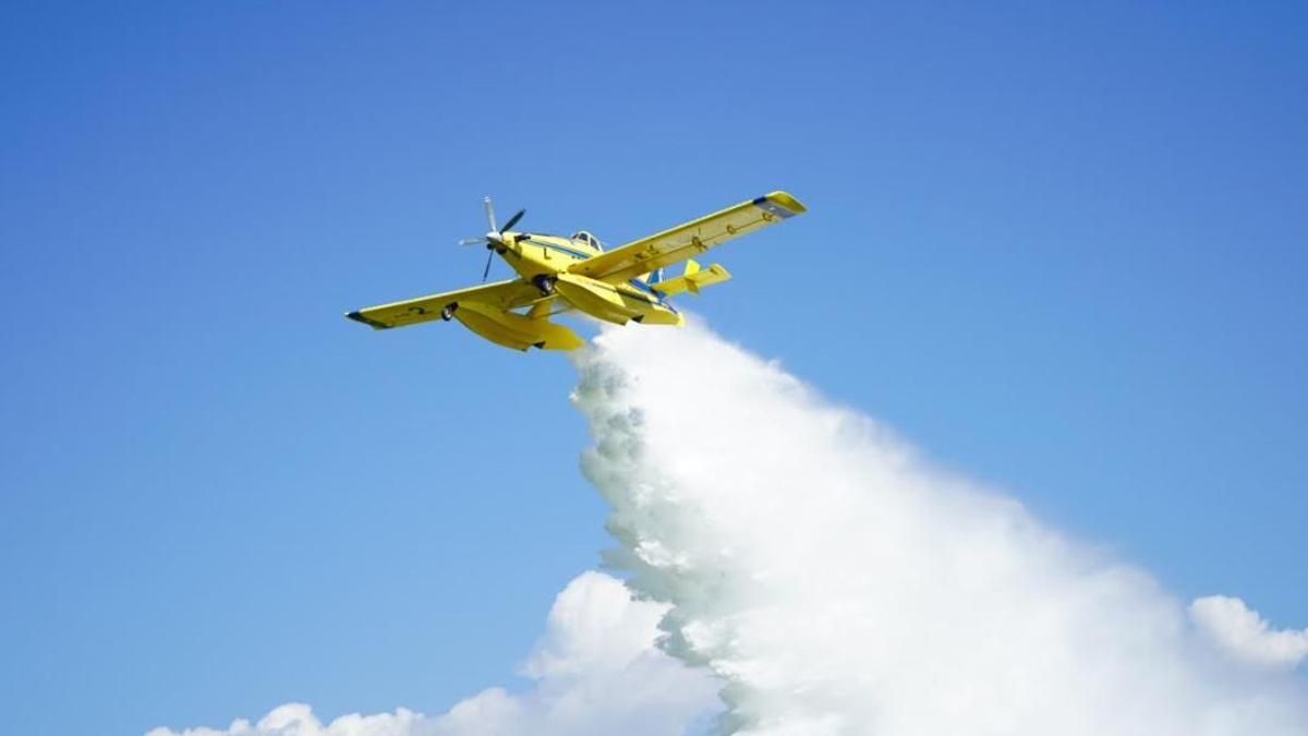 Un avión preparando la lucha contra los incendios.