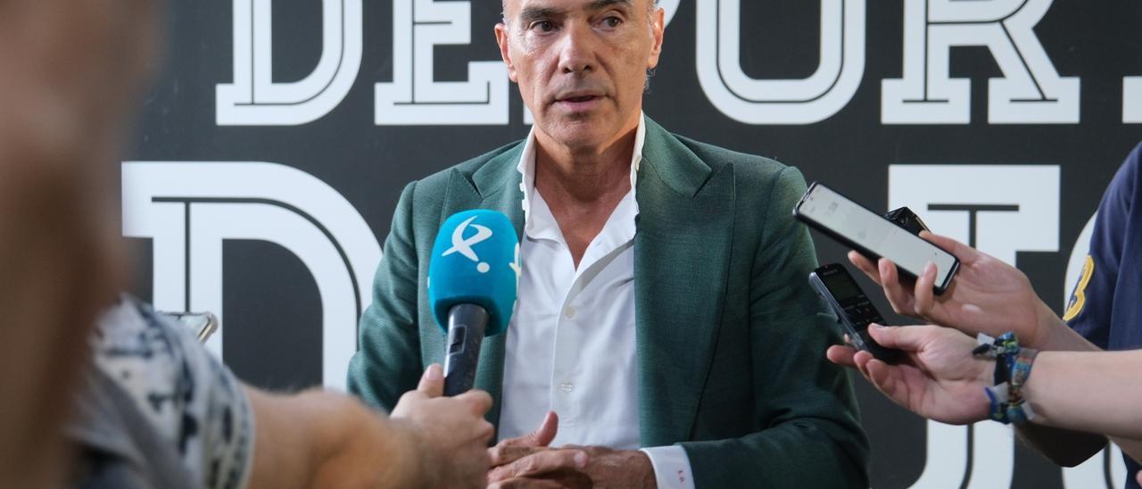 Luis Oliver, durante una comparecencia del Badajoz