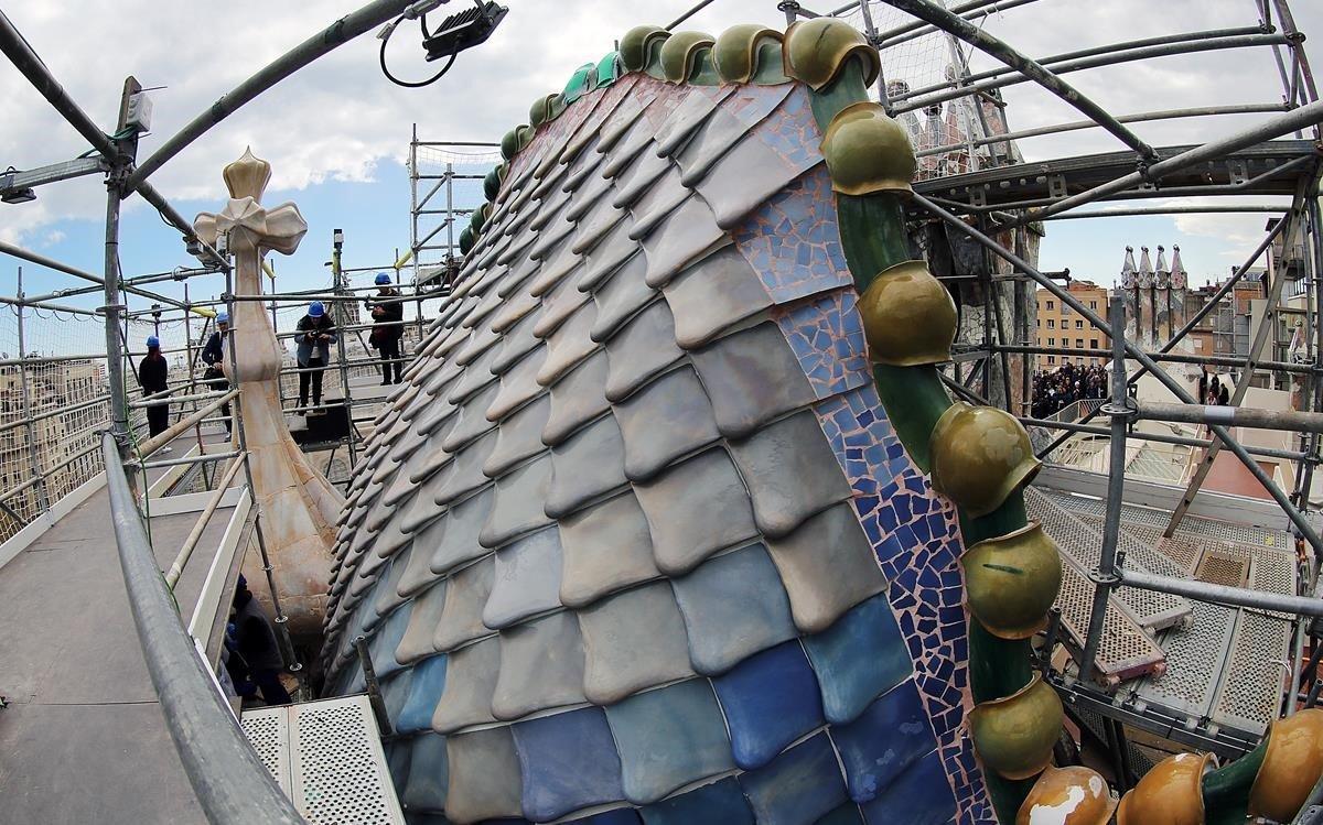 La Casa Batlló ofrece visitas para el público local que llegan hasta el coronamiento del edificio y explican su restauración.