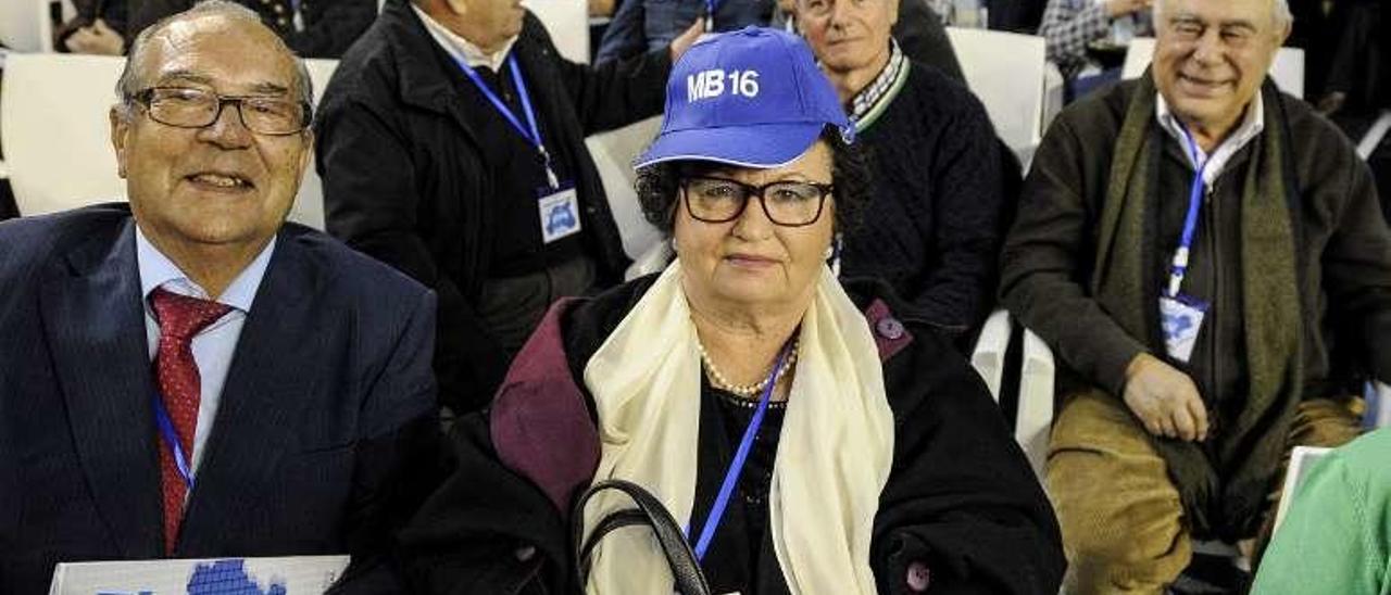 Dos compromisarios con su gorro de campaña. // B.Lorenzo