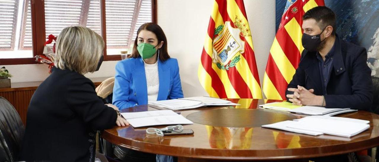 Mireia Molla escucha a la alcaldesa de Santa Pola durante la reunión de hoy en el Ayuntamiento