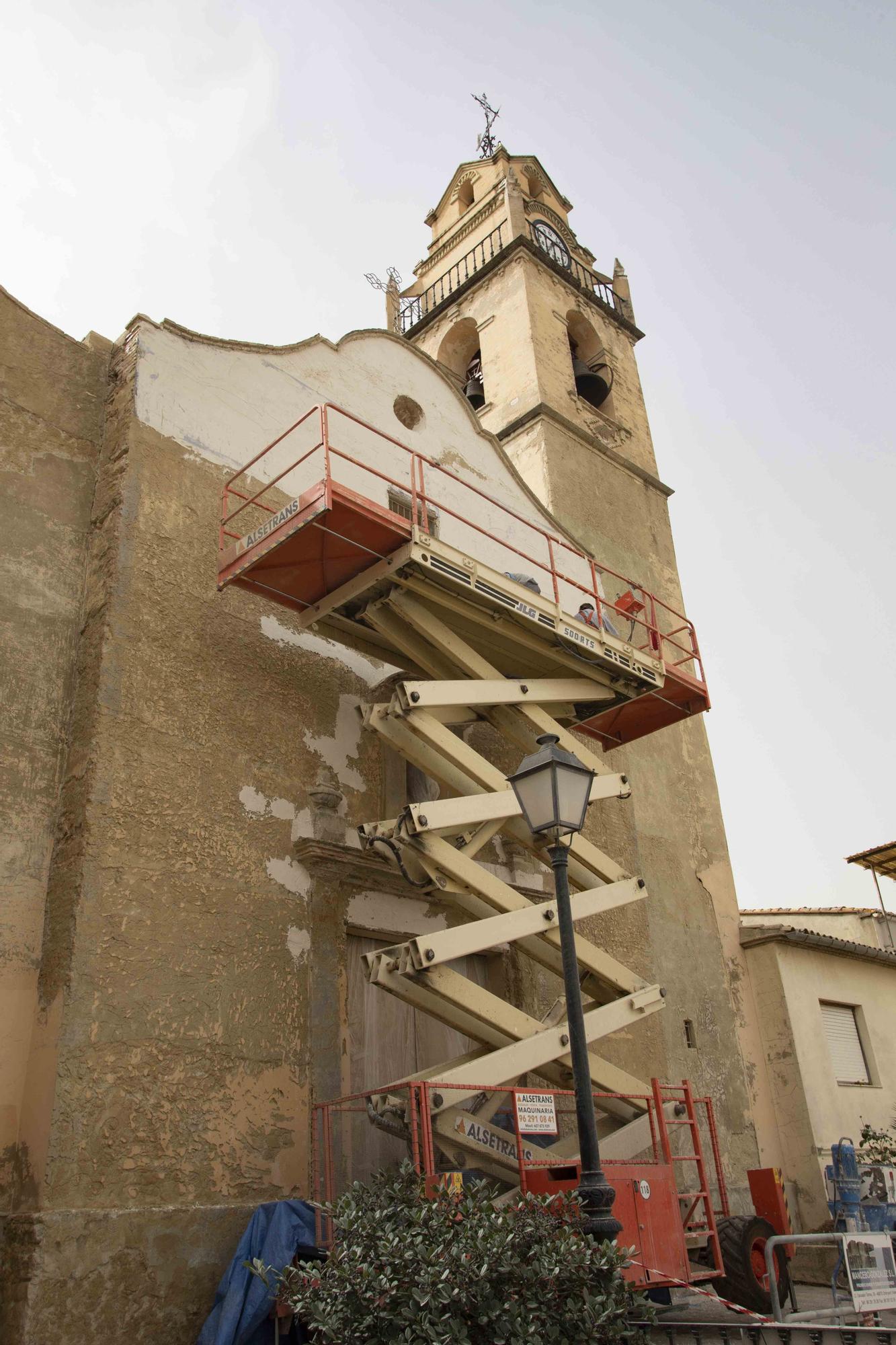Rehabilitan la fachada y el campanario de la iglesia de Otos gracias a las aportaciones de los feligreses
