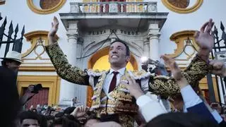 David de Miranda revienta la Feria de Sevilla: sale por la Puerta del Príncipe tras cortar tres orejas