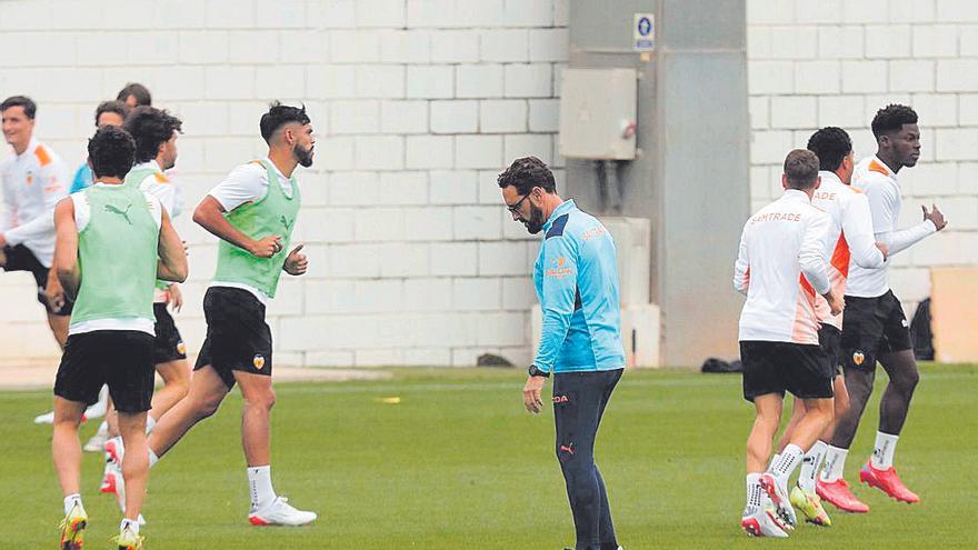 Bordalás, en un entrenamiento del Valencia CF