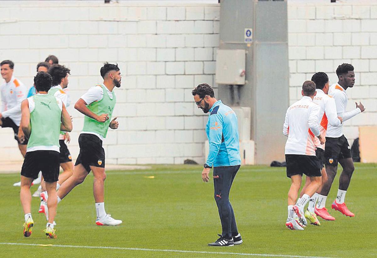 Bordalás, en un entrenamiento del Valencia CF