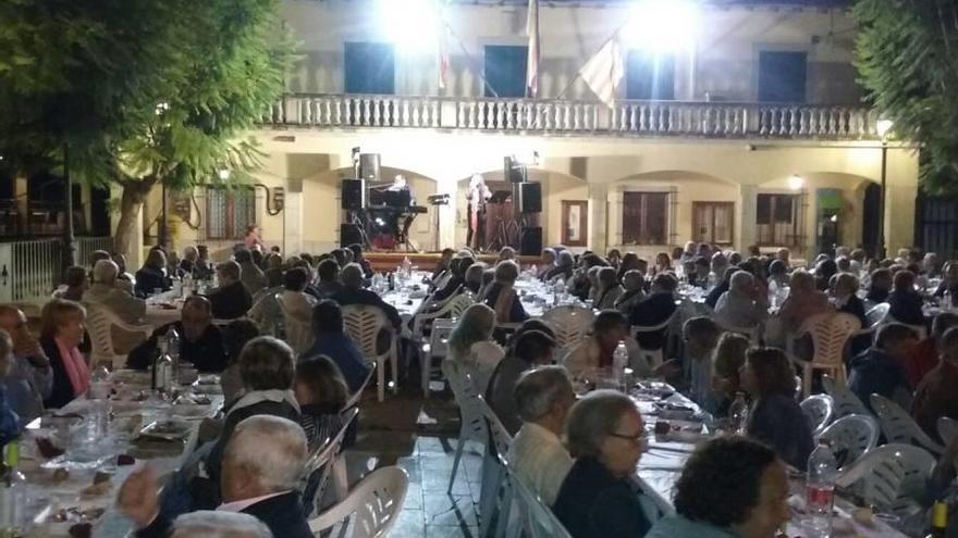 Cena benéfica por la parroquia