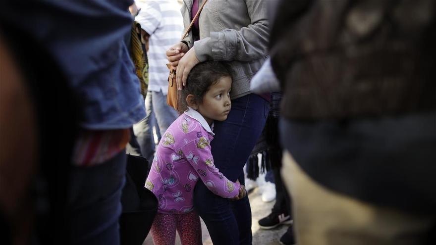 Más de 500 niños inmigrantes separados de sus padres siguen en custodia del gobierno de los EEUU