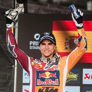 Les imatges de l'alegria incontrolada de Josep Garcia en aconseguir el seu tercer Mundial d'EnduroGP,  novè en total