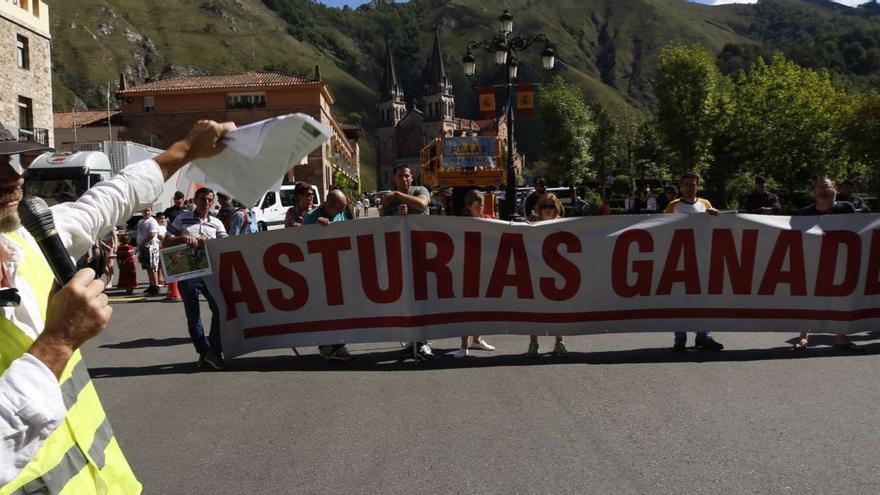 Manifestación de ganaderos asturianos contra la protección del lobo, en Covadonga, en 2022.