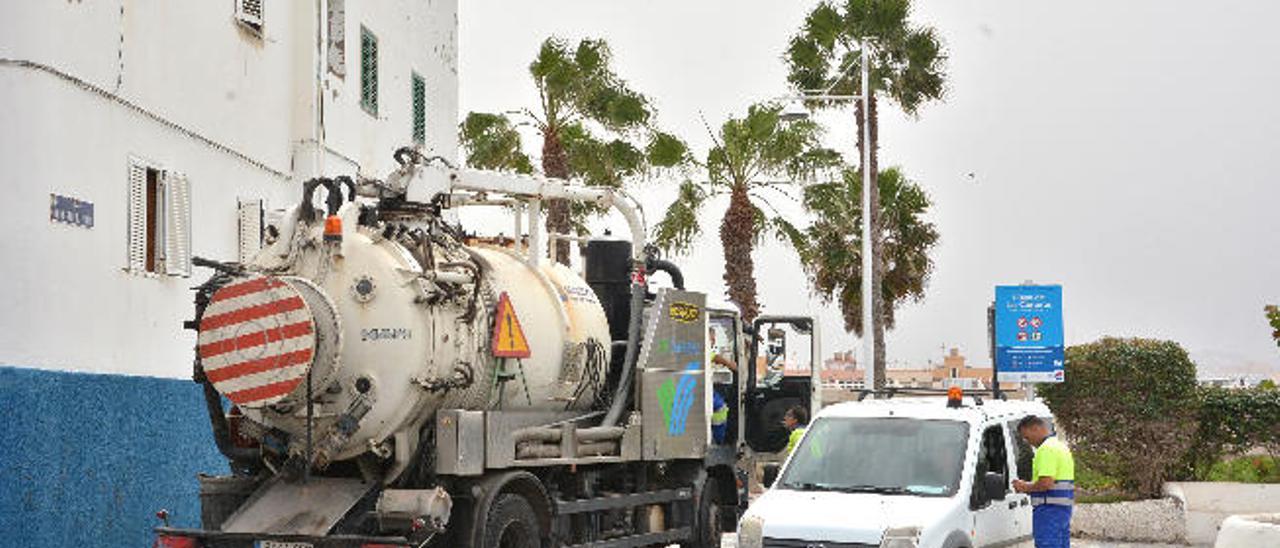 Una cuba de Sercanarias realiza trabajos en el barrio de La Isleta.