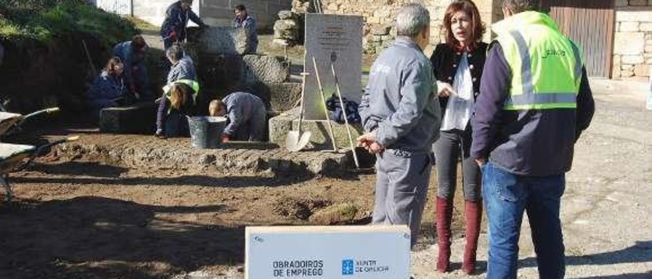 Marisol Díaz, con los alumnos del obradoiro en Monterrei. // FdV