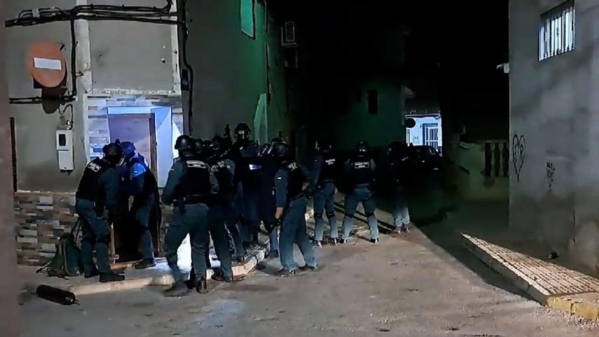 Agentes participan en el operativo para desmantelar el búnker de la droga en Alguazas.