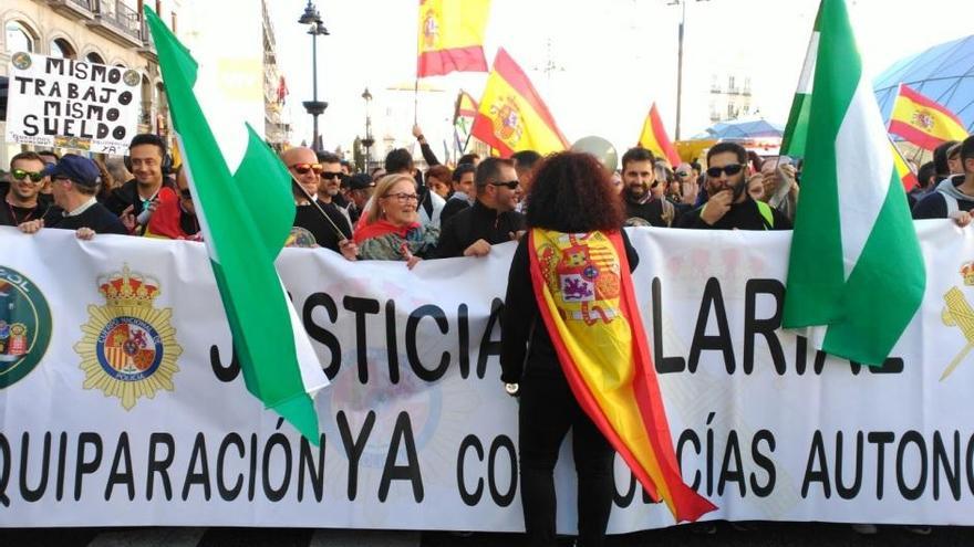 Unos 300 policías y 100 guardias civiles de Córdoba acuden a la manifestación por la equiparación salarial