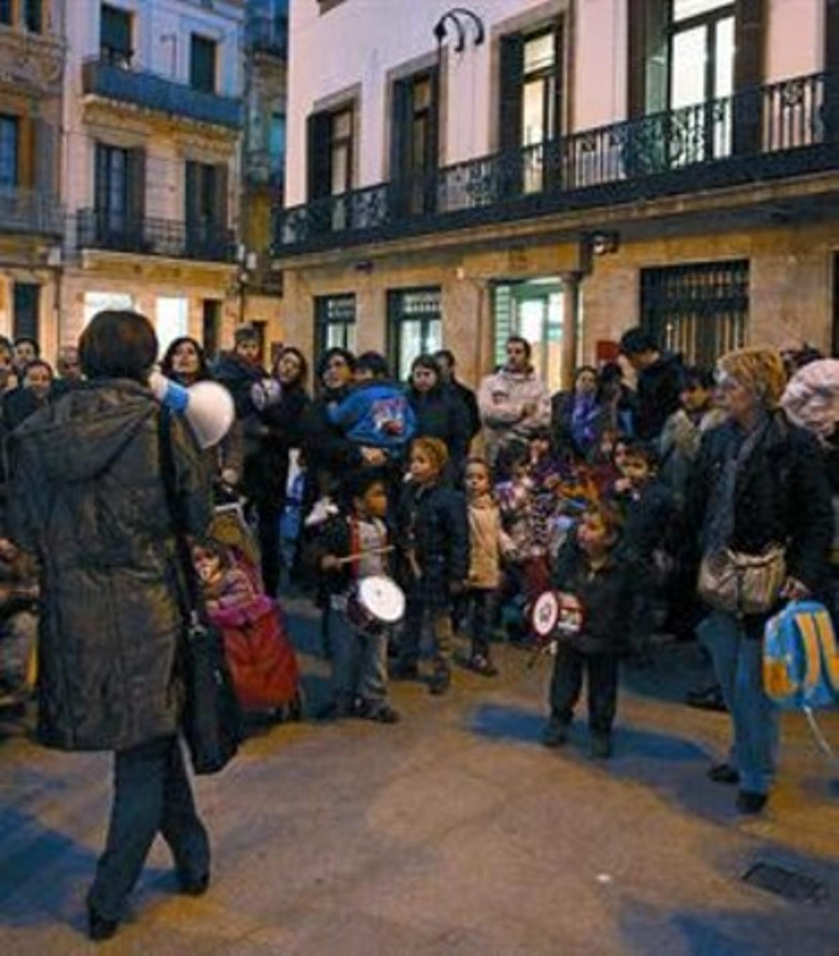Manifestació de famílies del centre davant de la seu del districte, ahir. Manifestació de famílies del centre davant de la seu del districte, ahir.