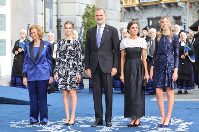 Los Reyes Felipe VI y Doña Letizia acompañada de sus hijas la Princesa Leonor y la Infanta Sofía, junto a la Reina Doña Sofía en los Premios Princesa de Asturias 2022 a 28 de Octubre de 2022 en Oviedo (España).