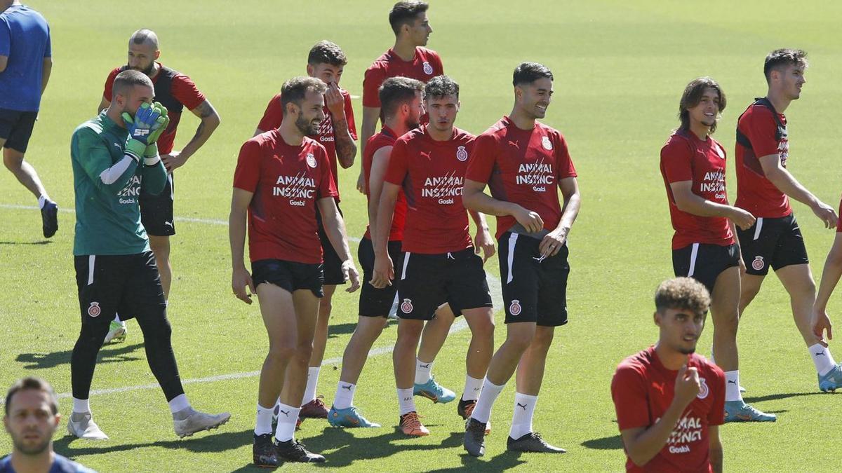 Stuani i Juanpe riuen
durant l’entrenament
 d’ahir a l’estadi.   
aniol resclosa.