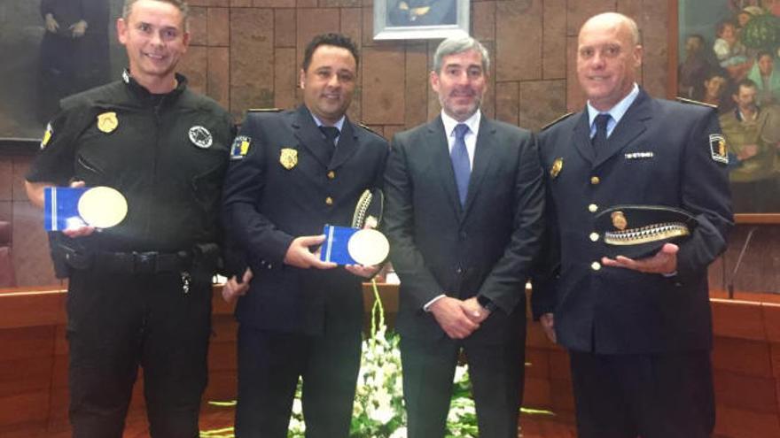 Dos miembros de la Unidad de Servicio de Paisano y un agente de la Unidad Canina de la URSI, junto a Fernando Clavijo.