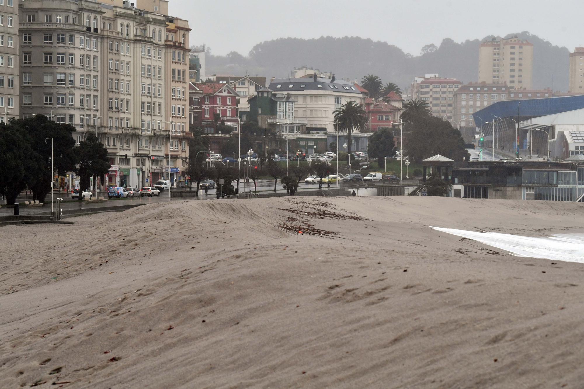 Así ha quedado la duna de Riazor después de tres días de temporal en A Coruña