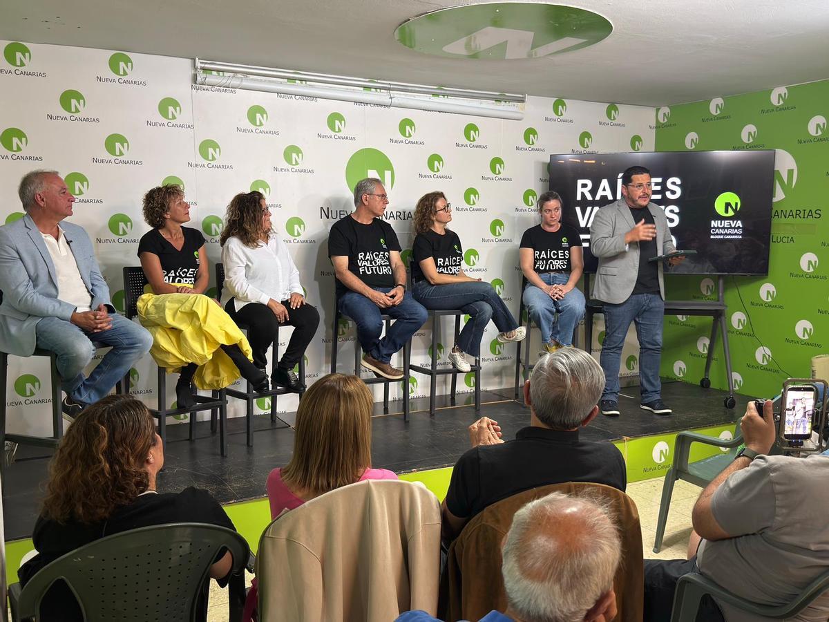 Leví Ramos, a la derecha de la imagen, durante su intervención en la sede de Nueva Canarias de Santa Lucía.