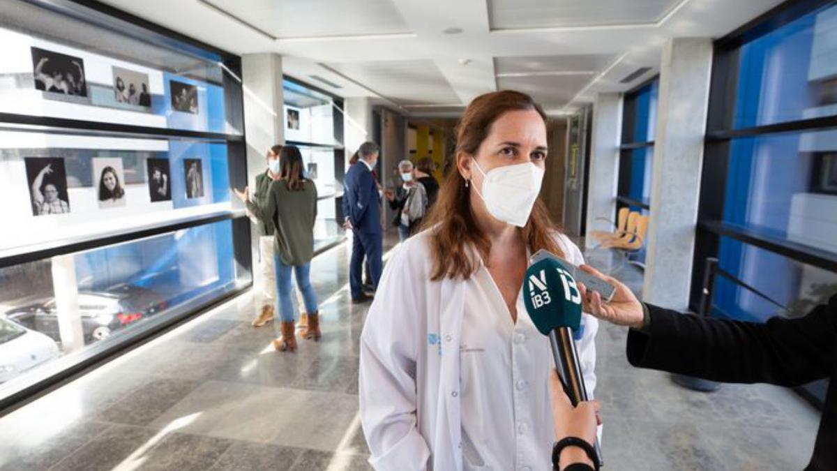 Silvia Marí, psicóloga y coordinadora de la unidad, se dirige a la prensa.