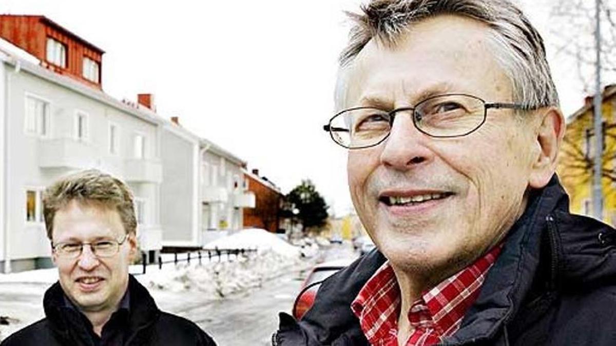 Joakim y Erland Larsson, hermano y padre del periodista y escritor.