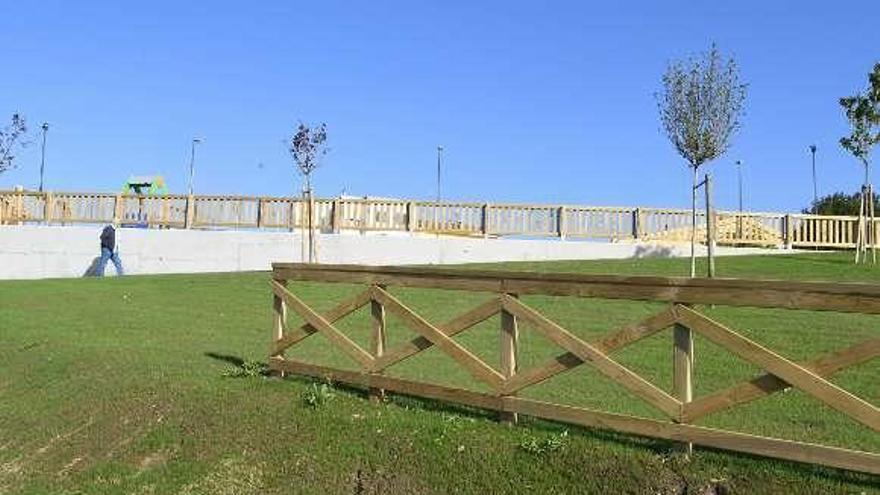 Nueva zona verde y parque infantil al fondo, ayer en As Viñas.