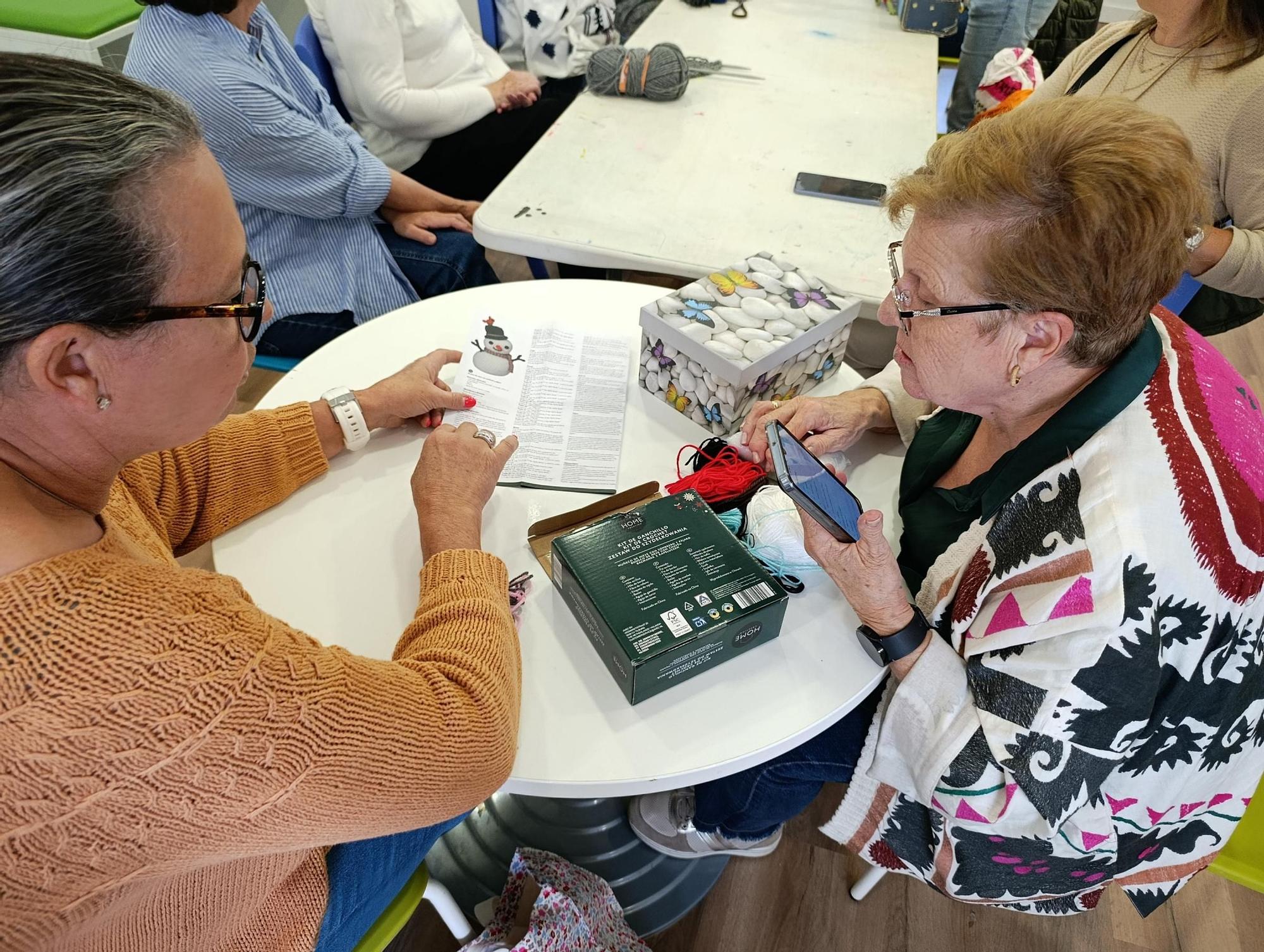 Entre lanas y patrones: así es el club de ganchillo de Soto de Llanera