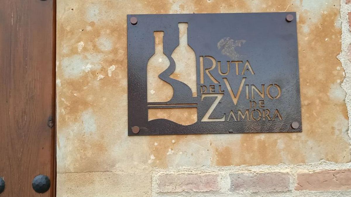 Placa de la Ruta del Vino de Zamora que se puede encontrar en todos los establecimientos adheridos y que han superado la auditoría. | Cedida