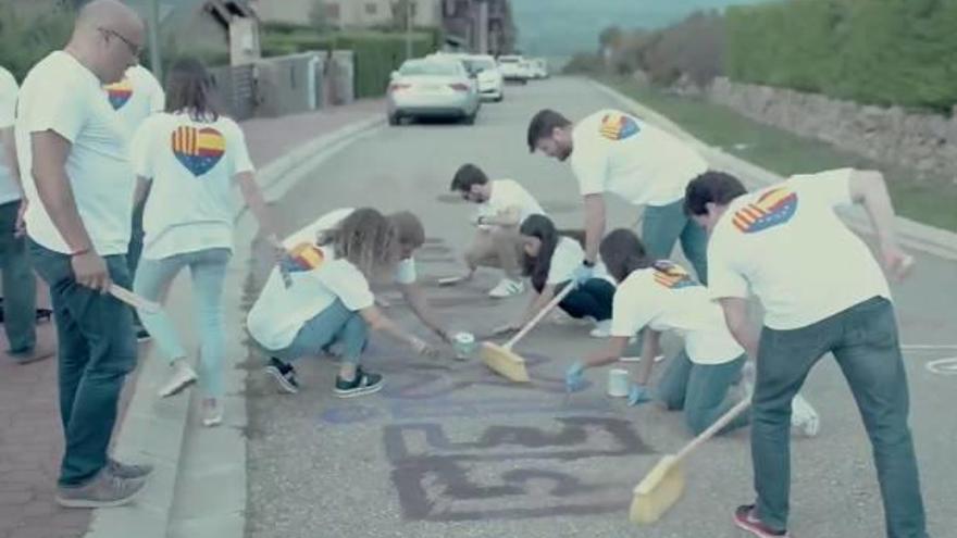 Simpatitzants de Ciutadans, diumenge, pintant el carrer del pis de Llarena