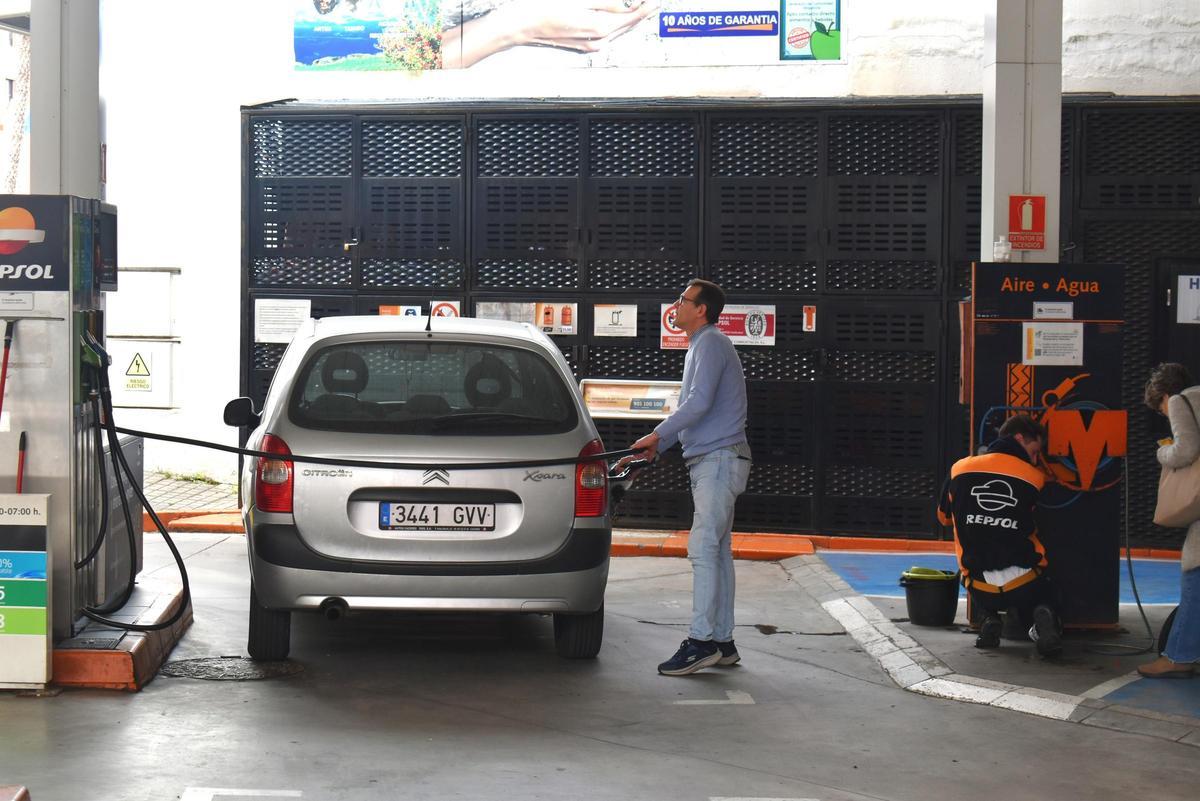 Ciudadano echa gasolina en Cáceres.