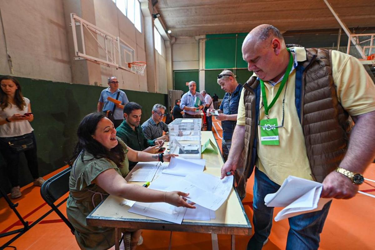 Votaciones en la escuela Grèvol de Barcelona, en el barrio del Front Marítim.