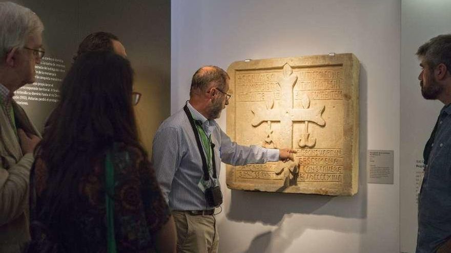 César García de Castro, durante la visita guiada ayer en el Museo Arqueológico.