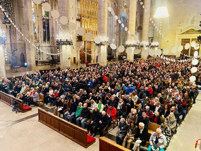Kathedrale bis auf den letzten Platz besetzt: sehr großer Andrang bei der deutschsprachigen Weihnachts-Christvesper 2024 auf Mallorca