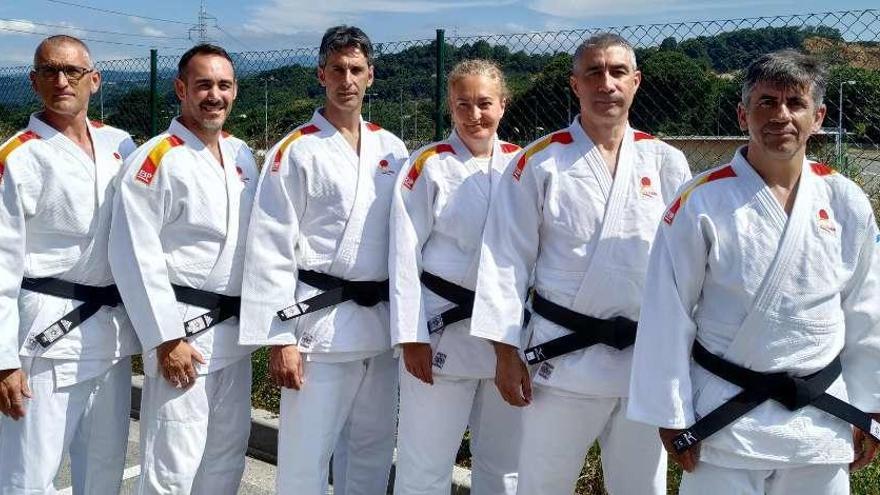 De izquierda a derecha, Esteban Díaz, Mario Corujo, Juan Rodríguez, Elena Rodríguez, Vicente González y Ángel Prendes, antes de un entrenamiento.