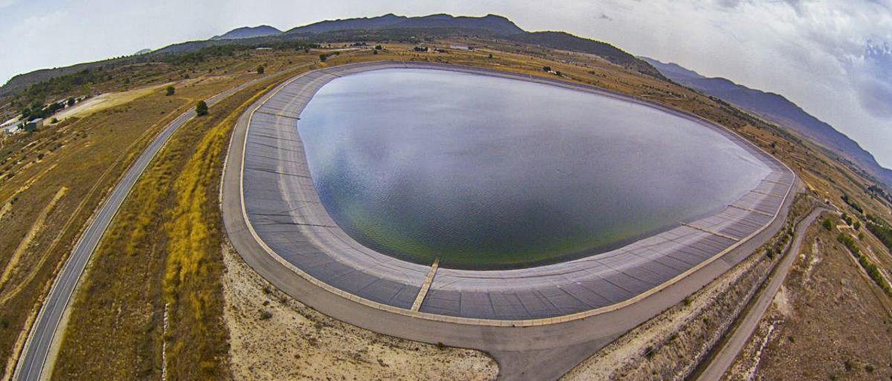 Imagen aérea del embalse del Toscar de Monóvar, que regula las aguas trasvasadas del Júcar.