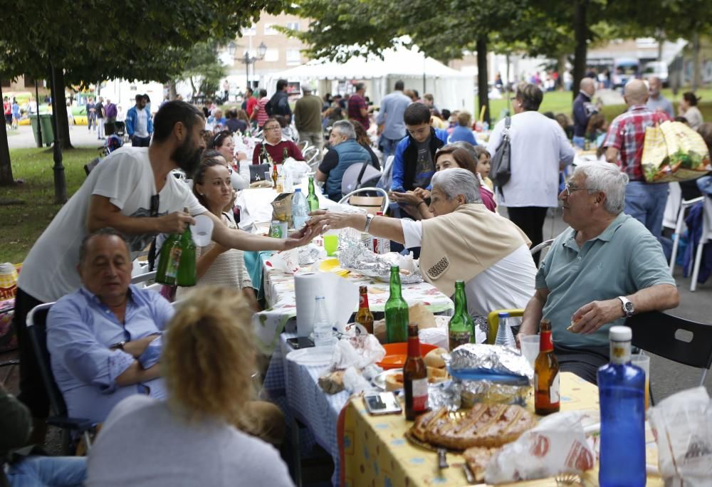 Oviedo celebra el día grande de San Mateo con 7.000 bollos preñaos