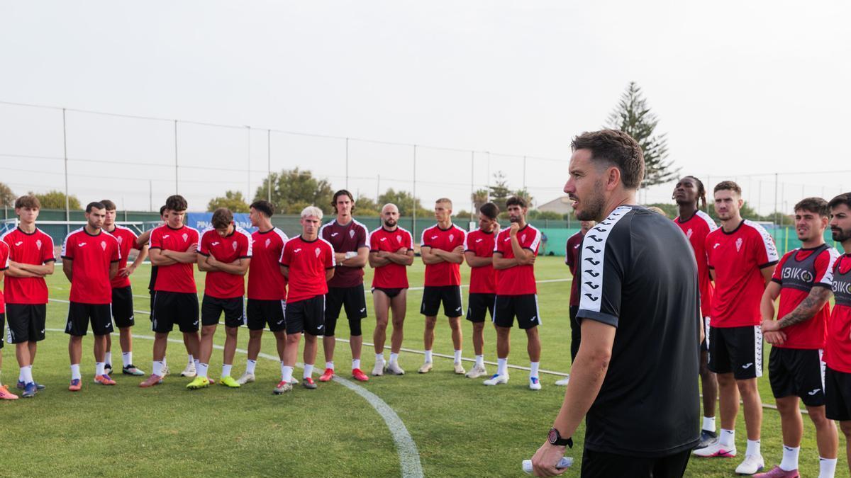 Sergi Guillo, entrenador del Real Murcia, dando instrucciones en la primera sesión de pretemporada.