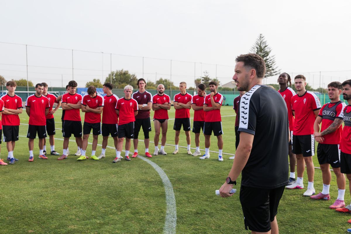 Sergi Guillo, entrenador del Real Murcia, dando instrucciones en la primera sesión de pretemporada.