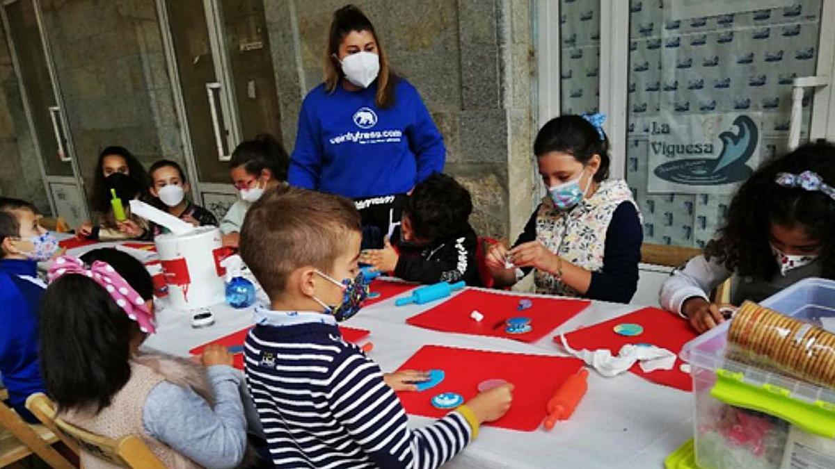 Varios niños participan en el taller de Fondant. | M. F.